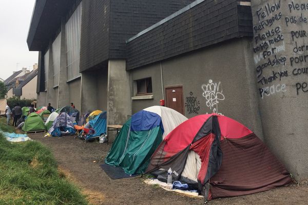 Entre 700 et 800 migrants vivent aux abords du Gymnase Jeanne Bertrand à Saint-Herblain.