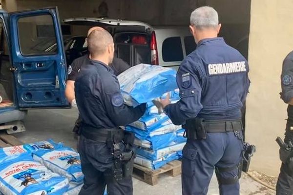 Les gendarmes ont mis fin à un trafic de croquettes animales produites par l'usine de Royal Canin à Aimargues, au sud de Nîmes.