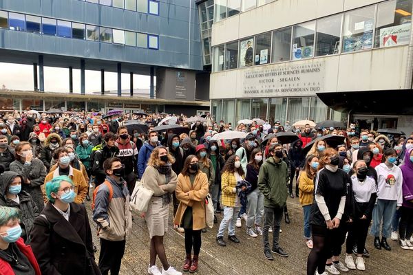 Les étudiants de la faculté de Lettres et Sciences humaines de Brest, rassemblés pour un hommage à Samuel Paty