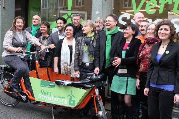 Les 14 premiers de la liste des écologistes à Strasbourg devant le local de campagne