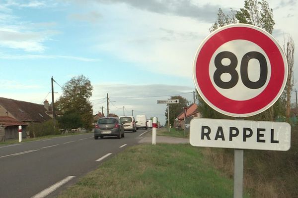 D'ici la mi-décembre, les panneaux limitant la vitesse à 80 km/h dans l'Allier pourraient bien être changés.