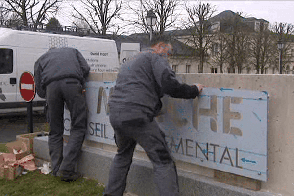 Petit rafraîchissement à l'entrée de la maison du département de la Manche.