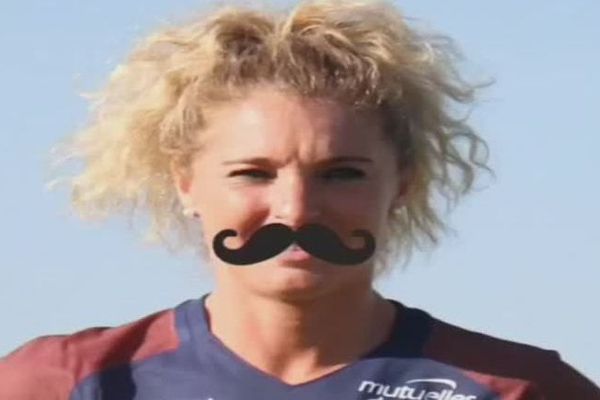 Les joueurs et joueuses de football du club de Montpellier posent avec la moustache pour Movember - novembre 2017