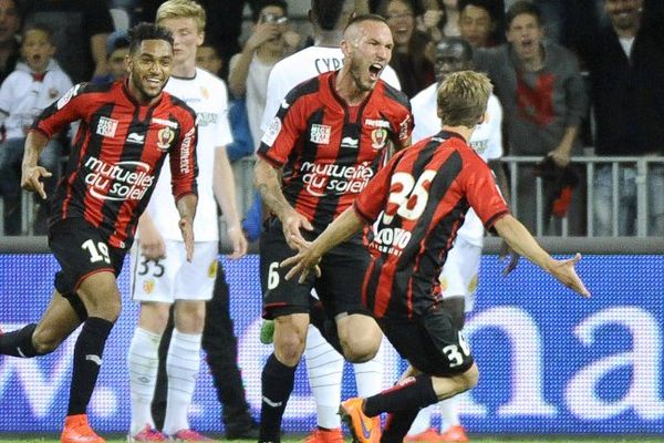 Le capitaine niçois Didier Digard fête son but qui donne l'avantage à Nice (2 à 1).