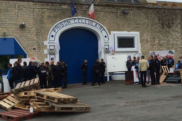 Une vingtaine d'agents pénitentiaires de la maison d'arrêt de Caen ont installé des palettes devant la maison d'arrêt de Caen ce mercredi matin