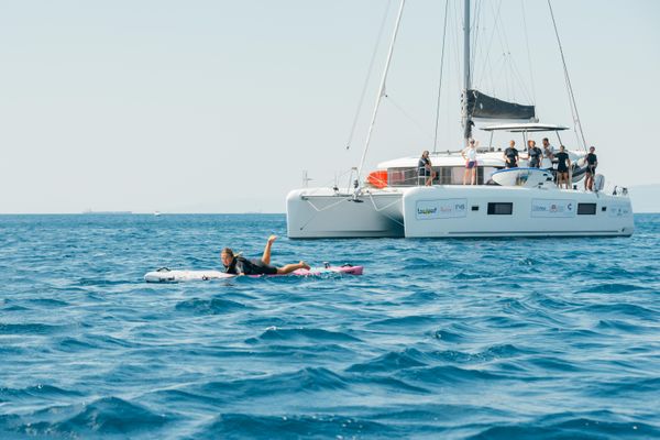 Au premier plan, la Landaise Marie Goyeneche, en juin dernier, lors d'une expédition test en Méditerranée. Au second plan, le bateau d'assistance.