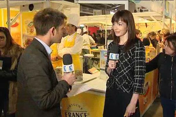 Benjamin Savart avec la directrice des établissements Ebly au salon de l'agriculture