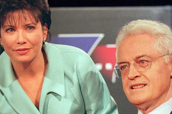 Anne Sinclair, présentatrice de l'émission politique 7/7 avec Lionel Jospin en invité en 1997