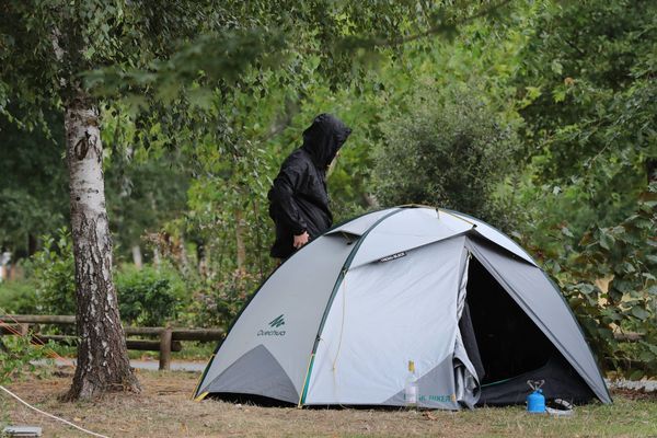 Le département de l'Ardèche a été placé en vigilance orange pour "pluie-inondation" et en vigilance jaune pour "crues", ce mercredi 16 octobre. Le camping des Tunnels, à Vallon-Pont-d'Arc, se prépare à l'épisode cévenol qui arrive dans la nuit.