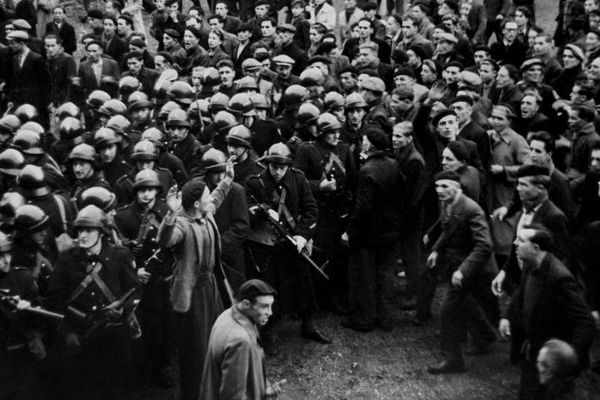 Des mineurs grévistes (à droite) affrontent les forces de l'ordre (à gauche), le 22 octobre 1948 à Béthune (Pas-de-Calais). 