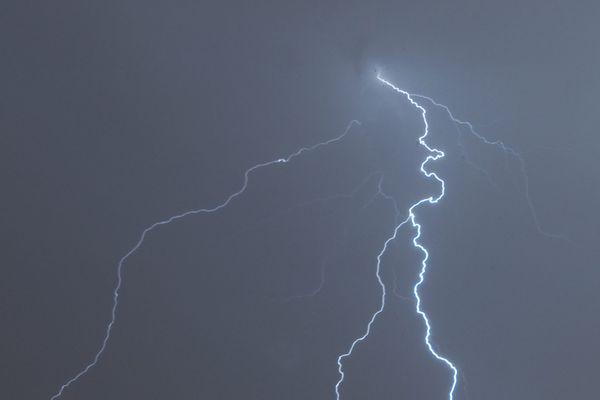 Des éclairs au-dessus du centre-ville de Dijon (Côte-d'Or) lors du passage d'un orage, le 21 août 2021.