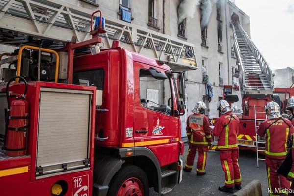 Une centaine de pompiers sont intervenus sur cet incendie à Saint-Denis (Seine-Saint-Denis).