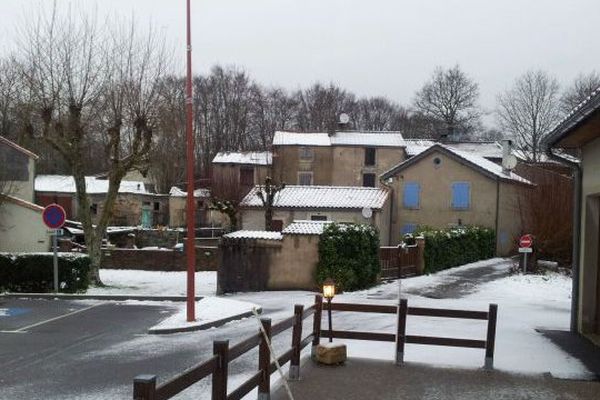 Une fine pellicule de neige sur le village des Martys dans l'Aude le 9 février