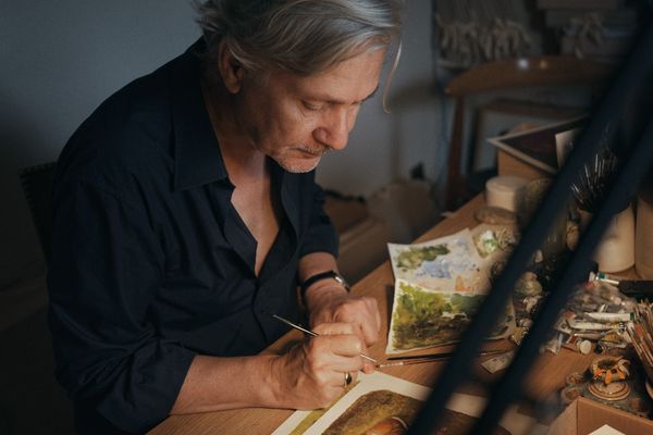 L'auteur jeunesse Antoon Krings, dans son studio de dessin à Paris, le 12 septembre 2023.