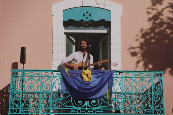 "Chalabre en sérénade", festival de chansons d'amour où les chanteurs et musiciens se produisent sur les balcons du centre-ville.