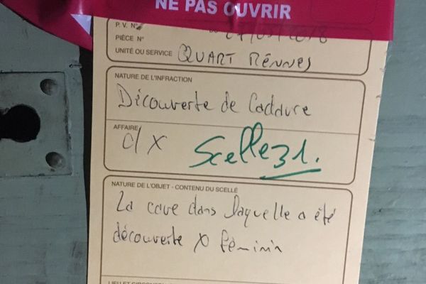 Scellé sur la porte de la cave du 47 boulevard de la Liberté où a été découvert le cadavre d'une femme à Rennes