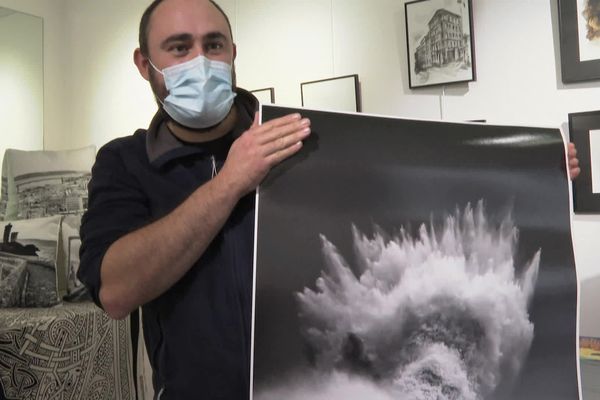 Le photographe et son tirage du "Poséidon de Lesconil" qui a déjà fait le tour du monde