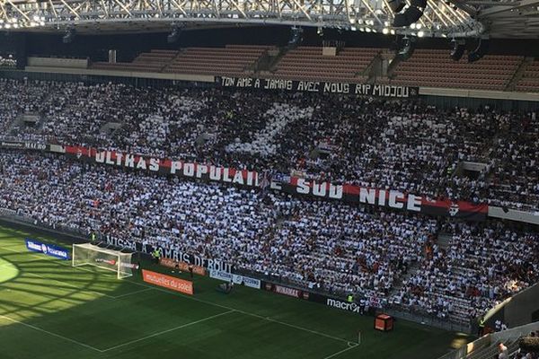 RIP, trois lettres en blanc formées par les supporters de la populaire sud pour rendre hommage aux victimes.