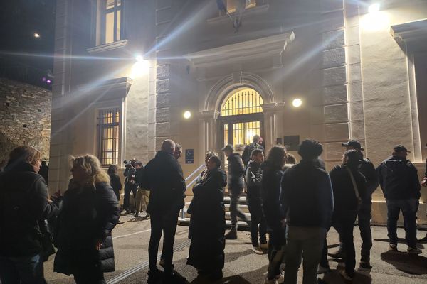 Les militants nationalistes devant le tribunal administratif de Bastia alors que, à l'intérieur, leurs représentants peaufinent le communiqué de presse.