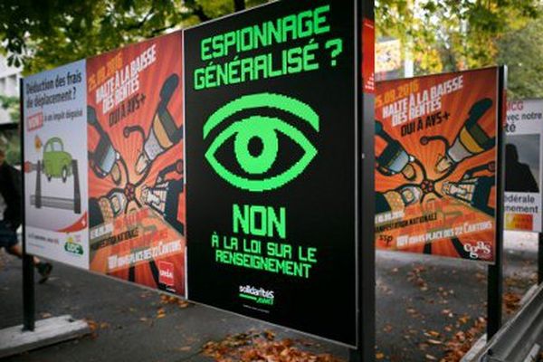 A Genève, le 16 septembre 2016, une affiche des opposants au projet de loi sur le renseignement.