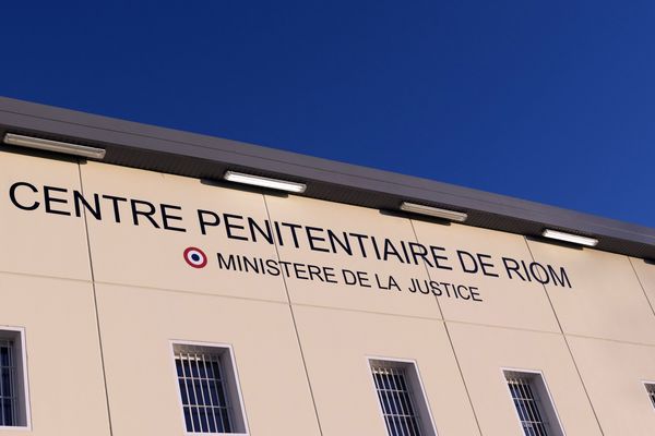 Un détenu a tenté de mettre le feu à sa cellule mercredi 11 septembre matin au centre pénitentiaire de Riom dans le Puy-de-Dôme. 