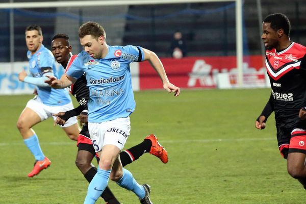 Match du 19 février. Valenciennes perd 0-1 contre Tours.