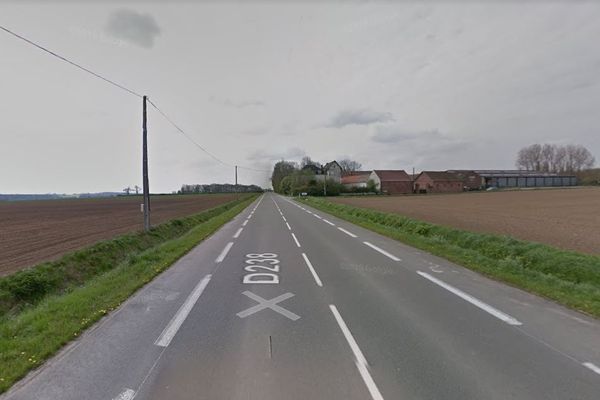 Le choc frontal a eu lieu sur la D238 à hauteur de cette ferme, à Wallon-Cappel.