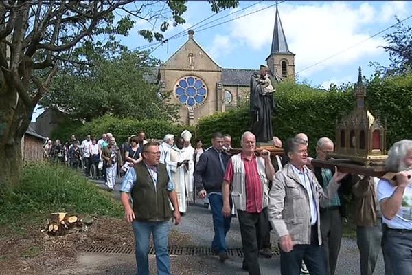 Chaque année, le 13 juin, les pèlerins défilent dans les rues de la commune ardennaise.