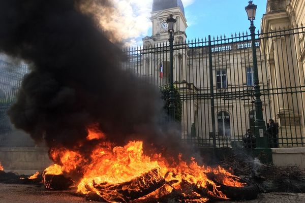 Une centaine d'agriculteurs s'est réunie devant la Préfecture de Nîmes pour protester contre l’exonération de la taxe pour les travailleurs saisonniers - 26 novembre 2018