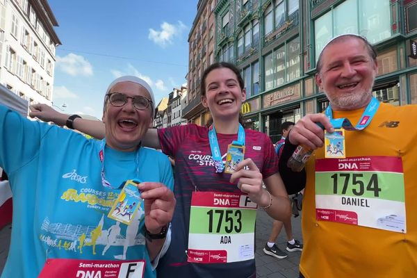 Nos trois finishers, sourire au lèvre, ils viennent de boucler les 21 kilomètres des courses de Strasbourg