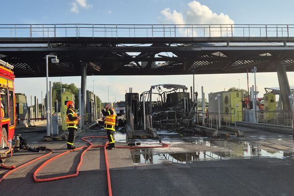 Le péage de Fresnes-Lès-Montauban après la rixe entre supporters de Lyon et du PSG.