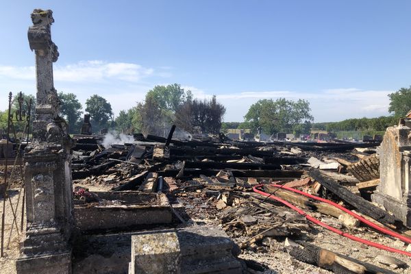 Ce vendredi 7 juillet, il ne reste plus rien de l'église de Drosnay dans la Marne, classée monument historique. L'origine de l'incendie est encore inconnue.