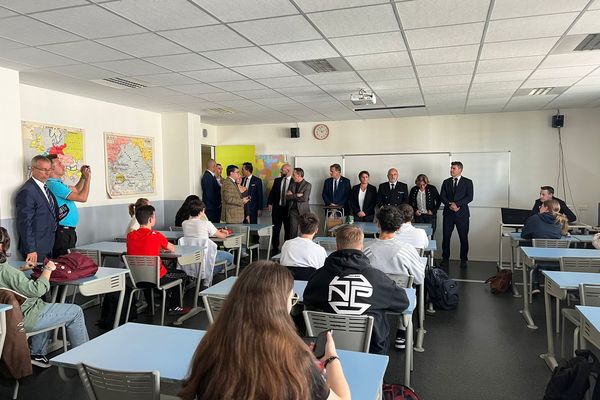 Perpignan - une minute de silence au lycée Jean Lurçat avec des élus - 16 octobre 2023.