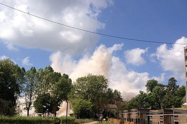 Un nuage de poussière, après l'implosion de la barre à Mâcon