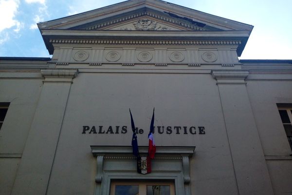 Tribunal de Chartres. 