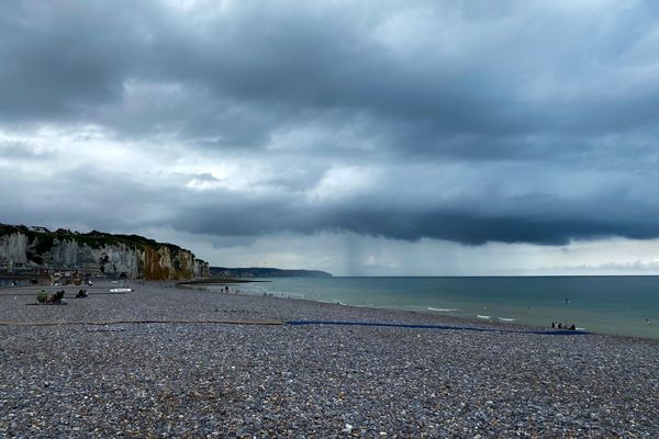 Ciel de pluie au large de Pourville-sur-Mer (Seine-Maritime)