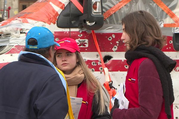 Une ambulance criblée de balles russes exposée à Lyon, le 15 novembre 2024.