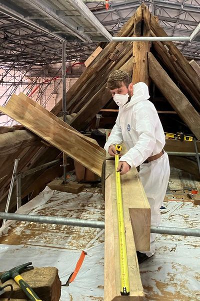 La restauration du toit de la cathédrale d'Angers a pu reprendre.