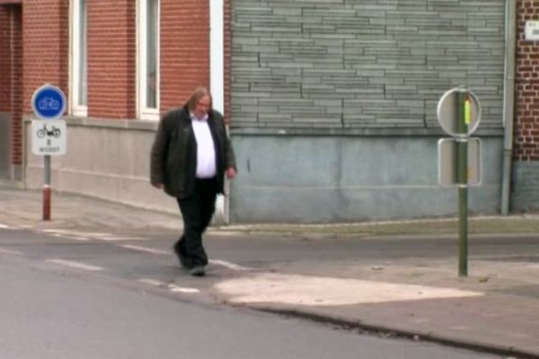 Le sosie de Gérard Depardieu dans les rues de Néchin ce lundi.