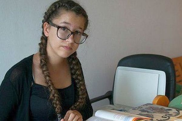 La plus jeune candidate de France au bac 2017, la Guadeloupéenne Elsa Verhoye, 13 ans, vient de décrocher son diplôme au rattrapage, elle suivra ses études en fac à Montpellier - juin 2017.