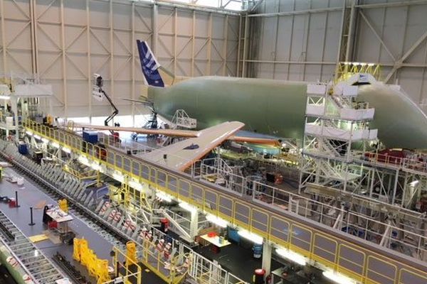 Sur la chaîne d'assemblage du Beluga XL d'Airbus.