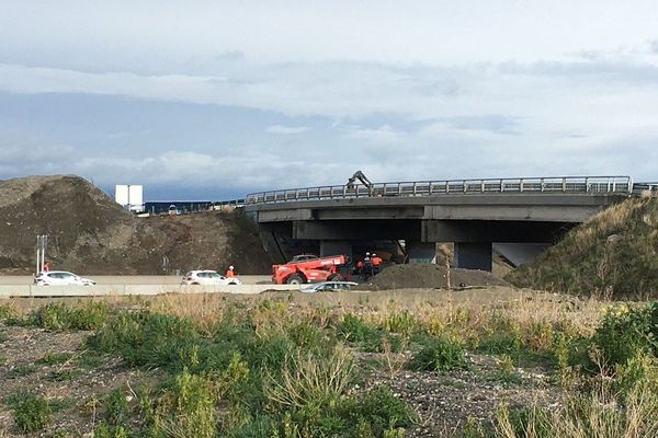 L’autoroute A75 est perturbée lundi 2 mars, en début d’après-midi. Un camion a percuté un pont au niveau du Zénith d’Auvergne, près de Clermont-Ferrand. Une partie de l’autoroute est fermée à la circulation. 