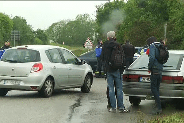 Aux abords de Pont-de-Buis, la gendarmerie empêchaient les manifestants de se rapprocher de l'usine d'armement