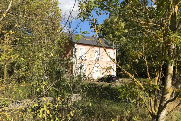 Les deux tonnes de pollen de cannabis ont été saisies dans une ancienne gare reconvertie en habitations, à Chilleurs-aux-Bois (Loiret).