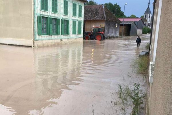 Les rues de Dampierre ont été inondées à cause des violents orages du lundi 19 juin 2023.