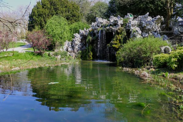 Le corps sans vie d'un homme présentant plusieurs blessures par balle a été découvert lundi 26 juillet dans la soirée à proximité de cette grotte, située dans le parc Barbieux à Roubaix.