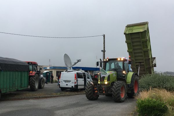 Les tracteurs vident leurs bennes devant l'entrée sud de la raffinerie de Donges