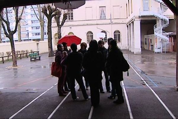 Les parents d'élèves de l'école Louis Leuchère de Chalon manifestaient pour obtenir l'ouverture d'une classe à la rentrée