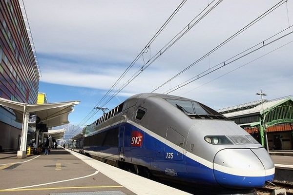 Le TGV Paris Barcelone en gare de Perpignan