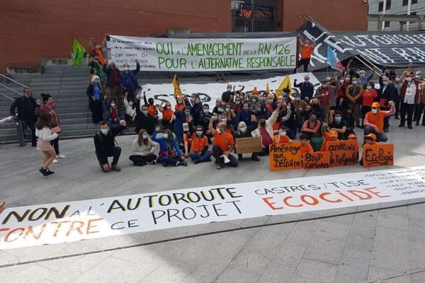 Les opposants au projet de construction de l'autoroute Castres-Toulouse manifestent devant le Conseil Régional d'Occitanie.